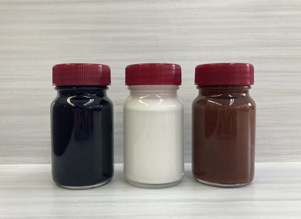 製品画像 ラベルなし瓶
左：BLACK　中央：WHITE　右：BROWN